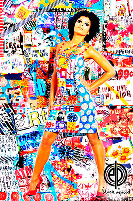 Model in kleurrijke outfit van Arubaanse kunstenares, met een op maat bewerkte achtergrond die naadloos aansluit op de kunstprint van de stof.