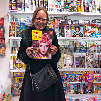 Coverafbeelding van Paravisie Magazine met Roxanna, waarin haar werk als intuïtief kunstenaar centraal staat.