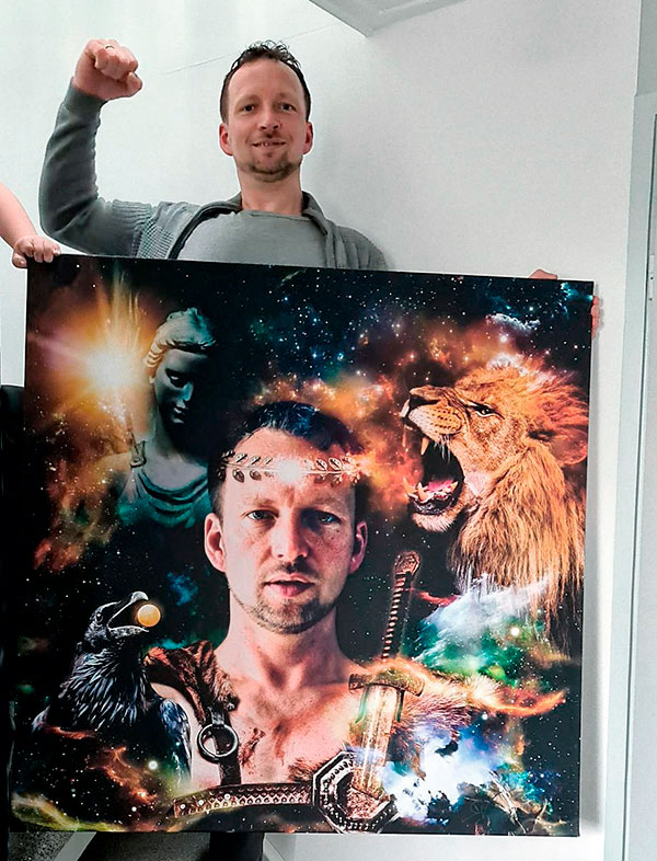 Intuïtief kunstportret dat de innerlijke essentie en kracht van de persoon weerspiegelt.