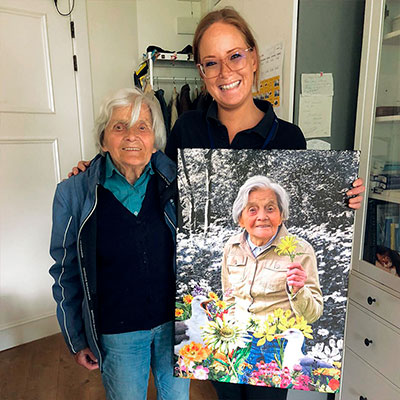 Essentieportret van een oudere, niet als afscheid, maar als erkenning van wie iemand werkelijk is geweest en nog altijd is.