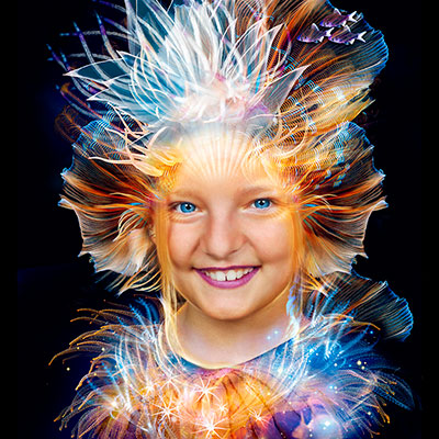 Kunstzinnig kinderportret dat de speelse essentie en het kleine geluk van de kindertijd weerspiegelt.