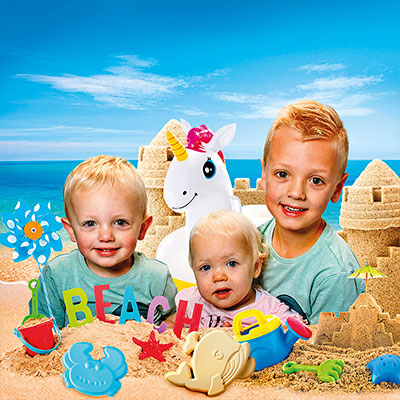 Kunstzinnig kinderportret dat de speelse essentie en het kleine geluk van de kindertijd weerspiegelt.